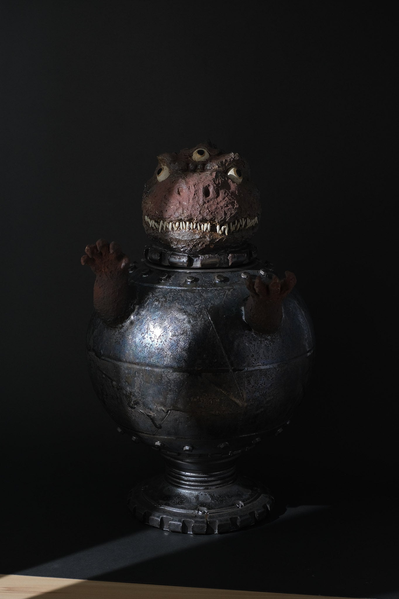 Ceramic Artwork Showcase: Multi-Eyed Monster – DAQIAN